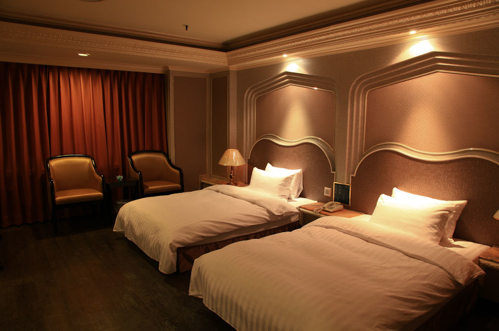 First Plaza Hotel Taichung Exterior foto