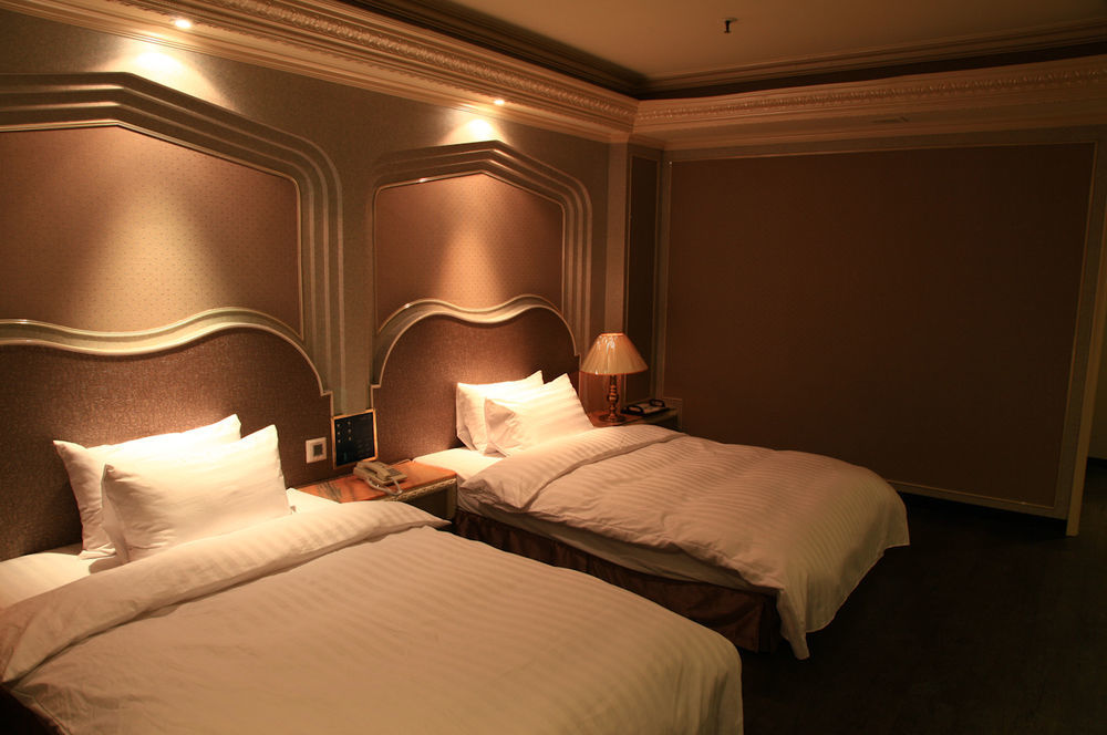 First Plaza Hotel Taichung Exterior foto