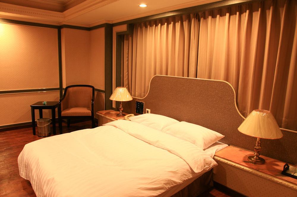 First Plaza Hotel Taichung Exterior foto