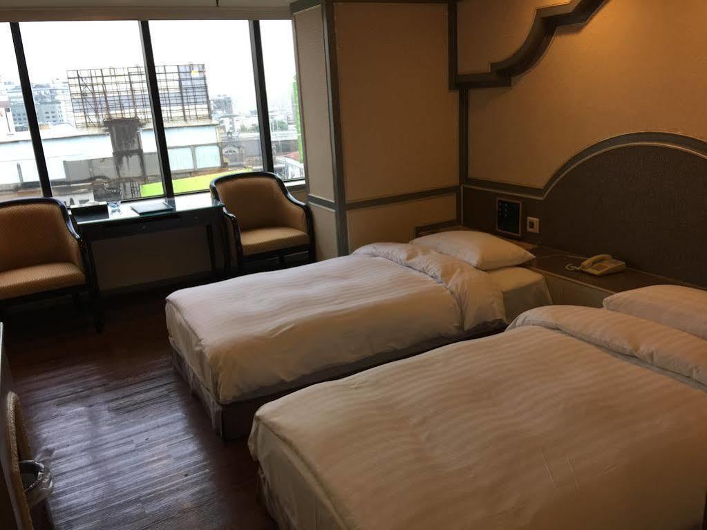 First Plaza Hotel Taichung Exterior foto