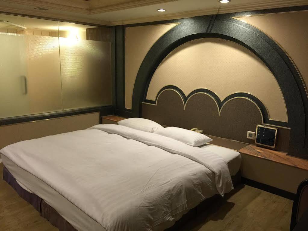 First Plaza Hotel Taichung Exterior foto
