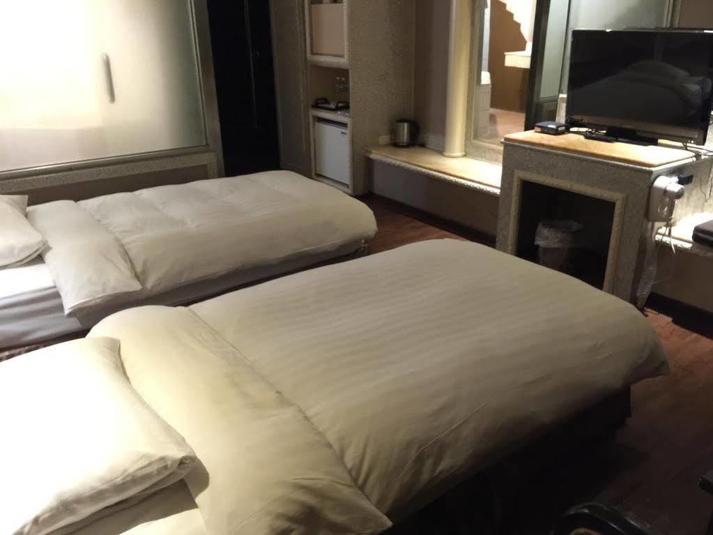 First Plaza Hotel Taichung Exterior foto