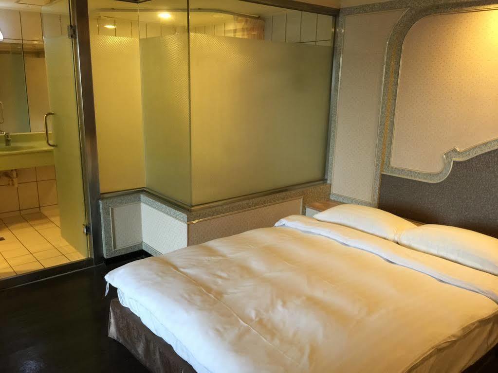 First Plaza Hotel Taichung Exterior foto