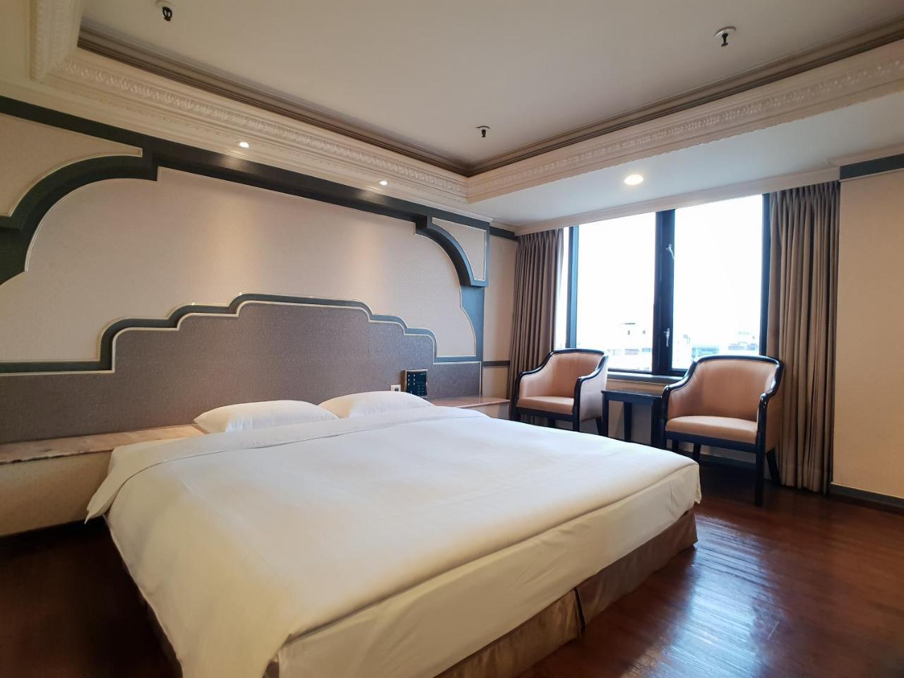 First Plaza Hotel Taichung Exterior foto